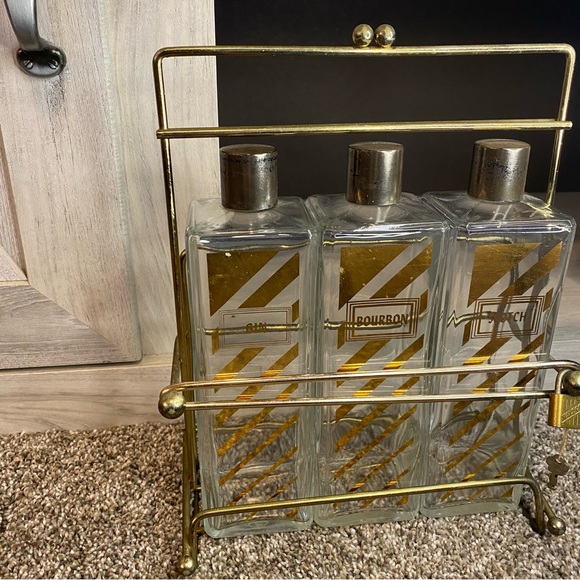 Vintage Decanter with Caddy, three bottle tantalus w Scotch, Bourbon Gin Labels - Picture 4 of 15